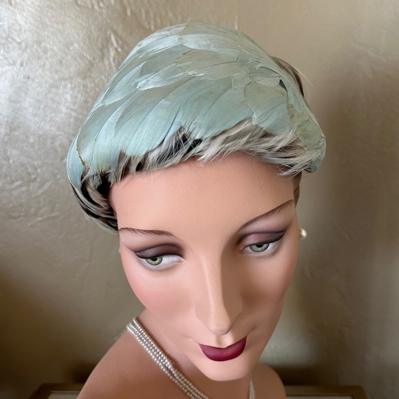 JOYFUL 1950\'s AQUA FEATHER COCKTAIL HAT. main image 9